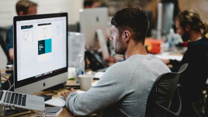 Webmaster entreprise qui gère le blog de cette entreprise internationale Pourquoi Consulter un Blog Entreprise en Ligne ? Avantages et Bonnes Pratiques
